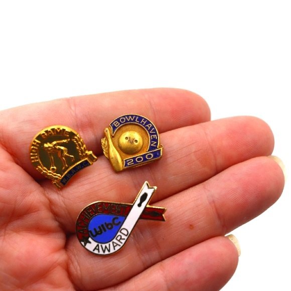 Vintage Bowling Award Enamel Pins lot of 3 - Picture 10 of 10